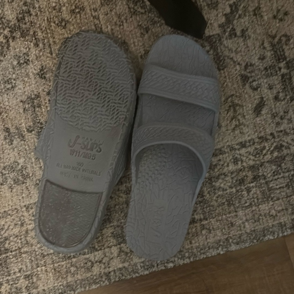 Slip on Hawaiian Gray Textured‎ Slide Sandals - Picture 2 of 2